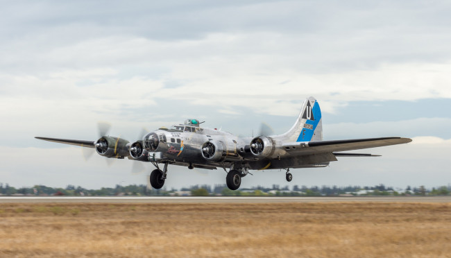 Обои картинки фото b-17g flying fortress, авиация, боевые самолёты, ввс