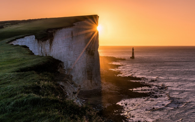 Обои картинки фото природа, маяки, обрыв, скала, закат, маяк, море