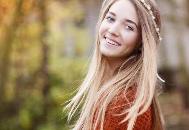 Обои картинки фото девушки, -unsort , лица,  портреты, блондинка, лицо, улыбка, кофта, венок