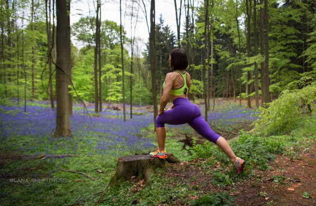 Обои картинки фото спорт, фитнес, lana, shi, fitness, model, вид, сзади, позирует, шатенка, кроссовки, лосины, фигурка, попа, ножки, рельеф, хороша, лес