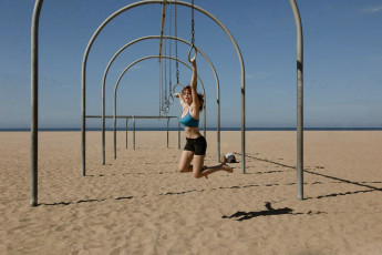 обоя sabrina lynn, девушки, sabrina, lynn, девушка, песок, фитнес, модель, рыжая, рыжеволосая, взгляд, конопушки, поза