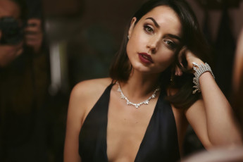 Картинка девушки ana+de+armas брюнетка браслет ожерелье декольте