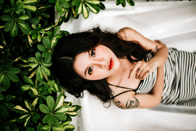 Обои картинки фото девушки, - азиатки, тату, азиатка, поза