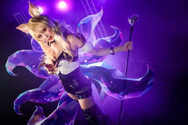 Обои картинки фото девушки, - креатив,  косплей, костюм, микрофон, хвосты