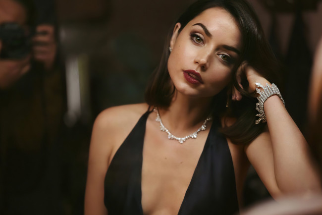 Обои картинки фото девушки, ana de armas, брюнетка, браслет, ожерелье, декольте