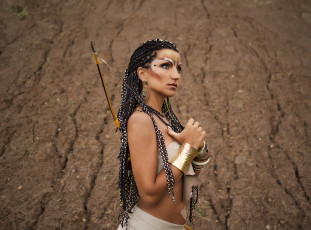 Картинка девушки -+девушки+с+оружием девушка причёска украшения лук амазонка стройная брюнетка красотка макияж взгляд поза сексуальнаяcosplay