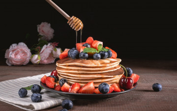 Картинка еда блины +оладьи мед ягоды
