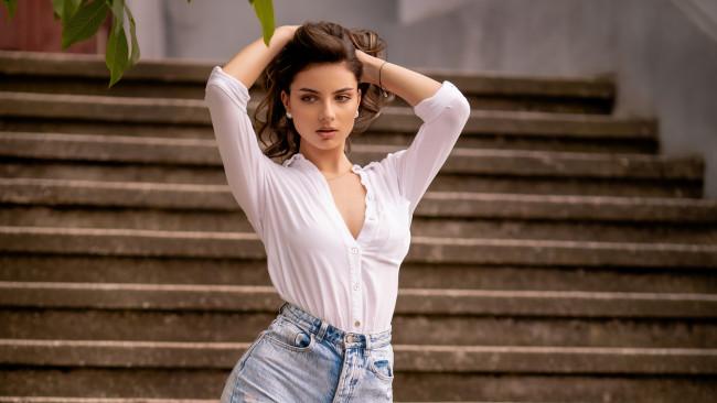 Обои картинки фото девушки, - брюнетки,  шатенки, андрей, модель, поза, джинсы, лестница, девушка, брюнетка