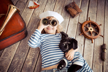 Картинка разное дети мальчик тельняшка щенок бинокль