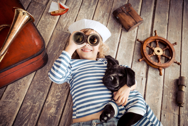 Обои картинки фото разное, дети, мальчик, тельняшка, щенок, бинокль