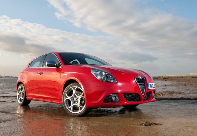 Обои картинки фото автомобили, alfa romeo, красный, побережье