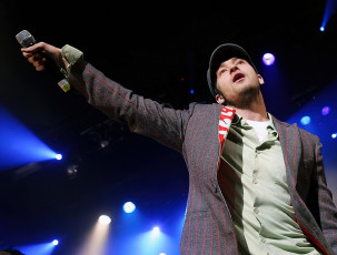 Картинка мужчины justin+timberlake актер певец микрофон кепка пиджак сцена