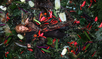 Картинка кино+фильмы fangs+of+fortune парень нож овощи озеро