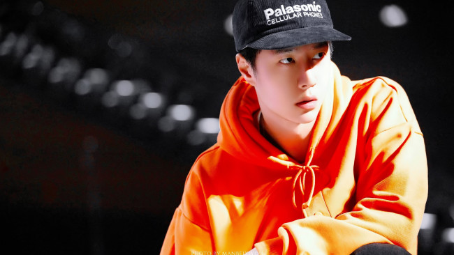 Обои картинки фото мужчины, wang yi bo, актер, кепка, толстовка