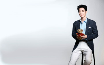 Картинка мужчины xiao+zhan актер пиджак мишка игрушка стул