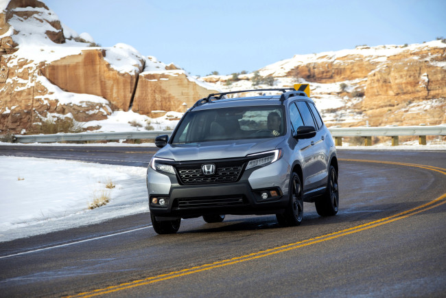 Обои картинки фото автомобили, honda, серебристый, дорога, поворот, снег, скалы