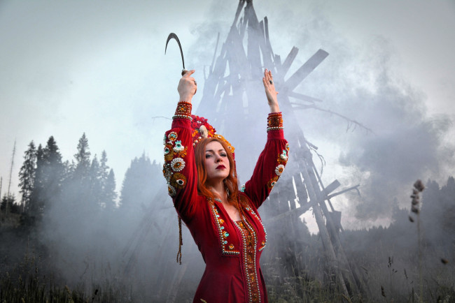 Обои картинки фото девушки, юлия огородникова, образ, косплей, наряд, кокошник, серп, дым