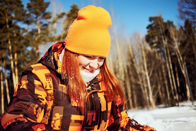 Обои картинки фото девушки, юлия огородникова, шапка, куртка, снег, веселье