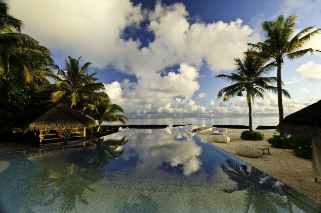 Обои картинки фото интерьер, бассейны, открытые, площадки, мальдивы
