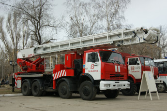 Картинка автомобили пожарные машины небо планшет деревья дорога