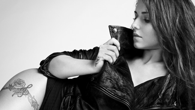 Обои картинки фото Cheryl Ann Cole, девушки, , , , девушка, черно-белая, куртка, косуха, татуировки