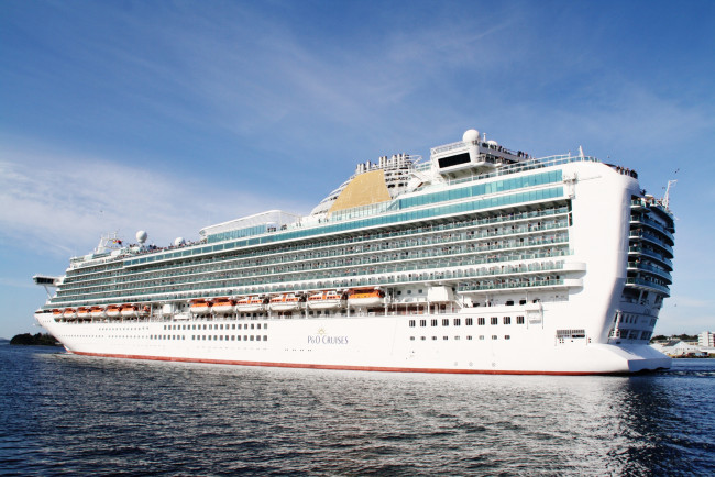 Обои картинки фото корабли, лайнеры, вода, огромный, круиз