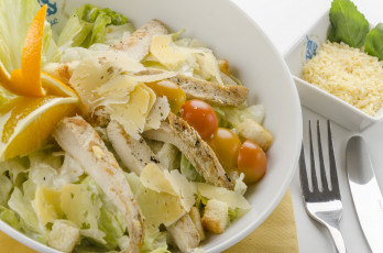 Картинка еда салаты +закуски гренки мясо салат зелень соус