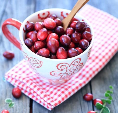 Обои картинки фото еда, клюква, салфетка, кружечка, ягоды