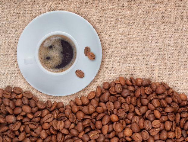 Обои картинки фото еда, кофе,  кофейные зёрна, пена, смайлик, напиток, кофейные, зёрна, чашка, блюдце