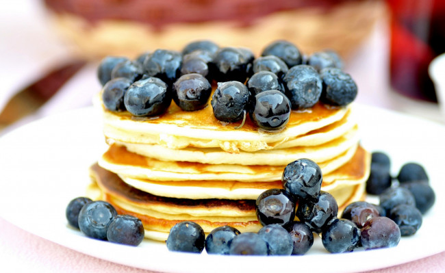 Обои картинки фото еда, блины,  оладьи, мед, черника, оладьи