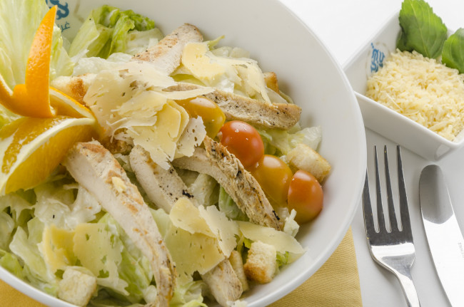 Обои картинки фото еда, салаты,  закуски, гренки, мясо, салат, зелень, соус