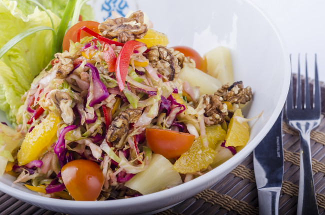 Обои картинки фото еда, салаты,  закуски, салат, орехи, соус, зелень