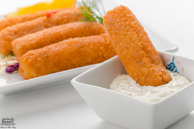 Обои картинки фото еда, вторые блюда, зелень, куриные, палочки, соус