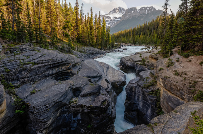 Обои картинки фото природа, реки, озера, скалы, река, лес, горы