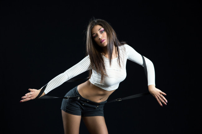 Обои картинки фото девушки, -unsort , брюнетки,  шатенки, взгляд, поза, шорты, жест, фигура