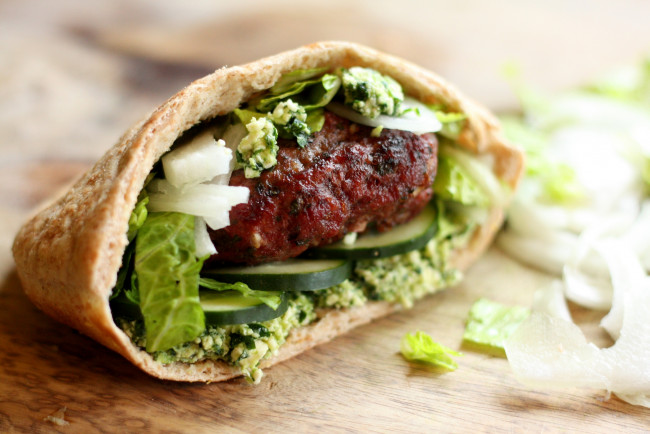 Обои картинки фото еда, бутерброды,  гамбургеры,  канапе, зелень, огурцы, котлета