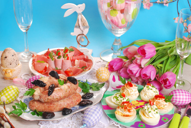 Обои картинки фото еда, разное, праздничный, стол, яйца, колбаса, колбасная, нарезка