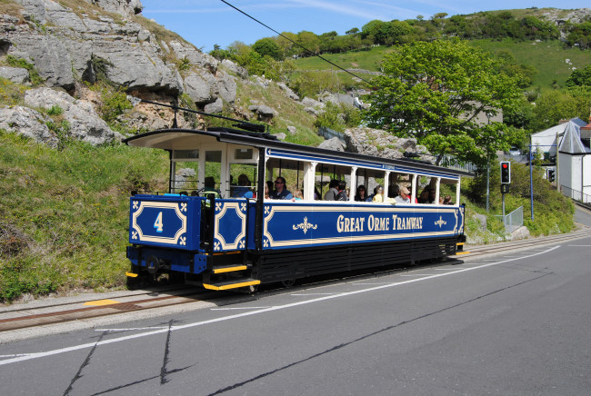 Обои картинки фото техника, трамваи, трамвай, рельсы, горка