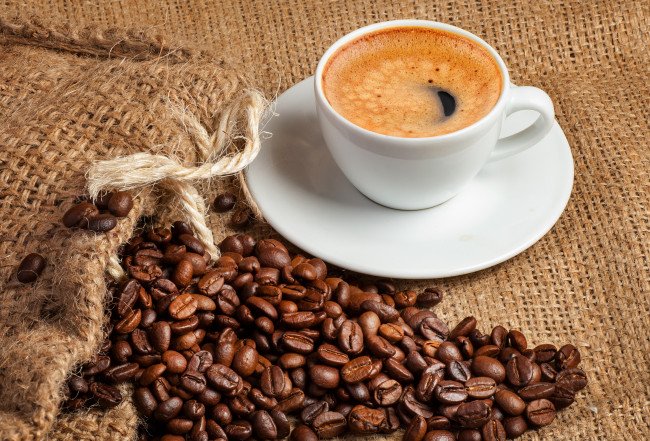 Обои картинки фото еда, кофе,  кофейные зёрна, чашка, пена, блюдце, кофейные, зёрна, напиток