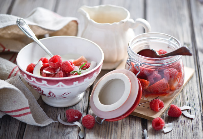 Обои картинки фото еда, фрукты,  ягоды, кокосовая, стружка, малина, клубника, ягоды