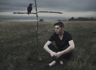 Картинка мужчины -+unsort крест поле ворон сидит парень