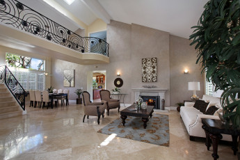 Картинка интерьер гостиная диван стол кресло ковер камин