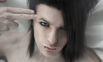 Картинка мужчины -+unsort парень пирсинг рука жест взгляд