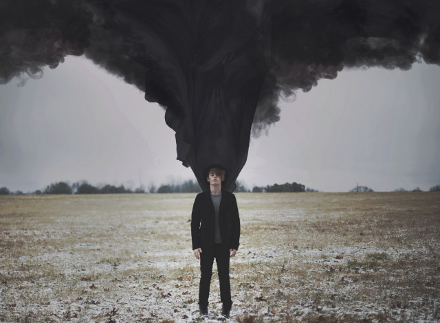 Обои картинки фото мужчины, - unsort, шляпа, парень, дым, поле