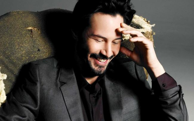 Обои картинки фото keanu reeves, мужчины, актер, серый, фон, улыбка, кеану, ривз