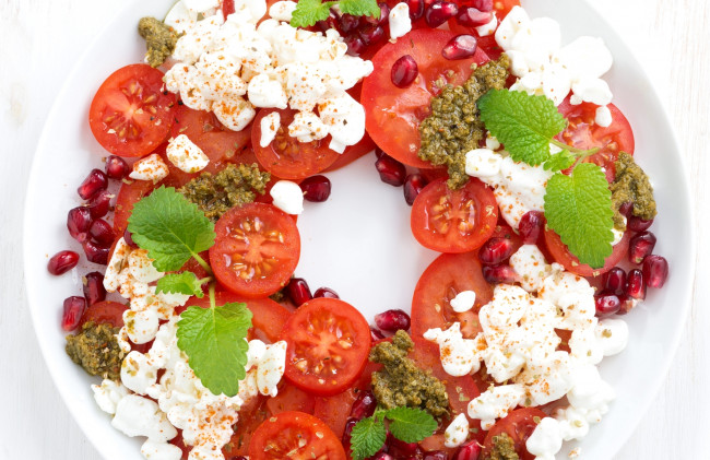 Обои картинки фото еда, салаты,  закуски, песто, гранат, моцарелла, базилик, помидоры, салат, томаты