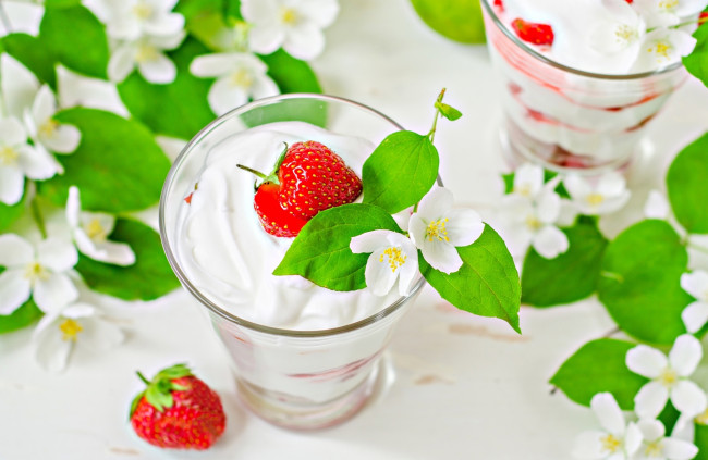 Обои картинки фото еда, мороженое,  десерты, йогурт, десерт, жасмин, клубника