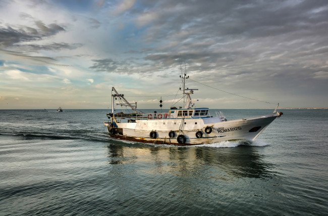 Обои картинки фото корабли, другое, море, рыболов