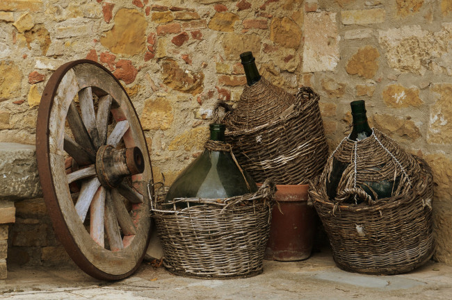Обои картинки фото разное, предметы быта, колесо, бутыли