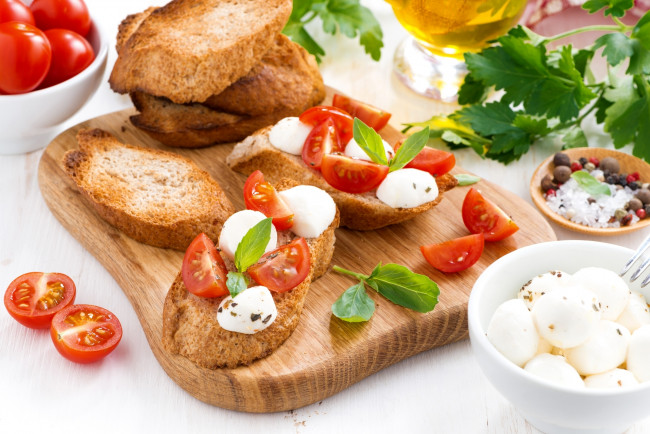 Обои картинки фото еда, бутерброды,  гамбургеры,  канапе, моцарелла, помидоры, брускетта, петрушка, базилик, томаты